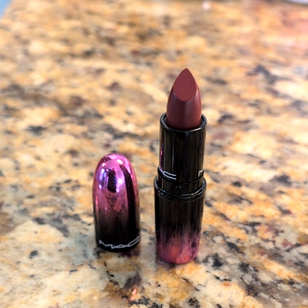 MAC Cosmetics #408 Bated breat